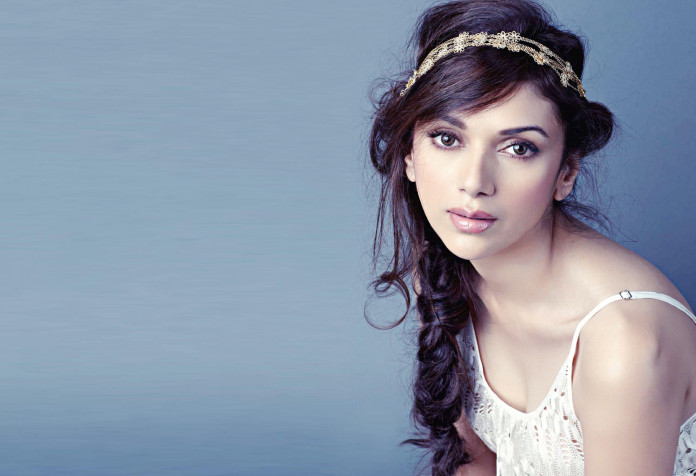 Aditi Rao Hydari Laptop Wallpaper 3200x2189px