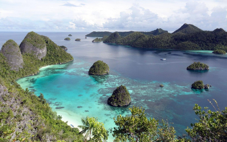 Raja Ampat Desktop HD Background 1600x1000px