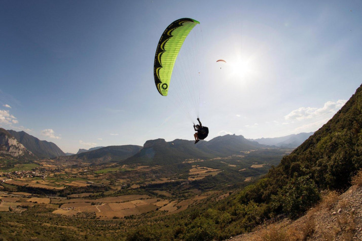 Paragliding MacBook Wallpaper 1500x1000px