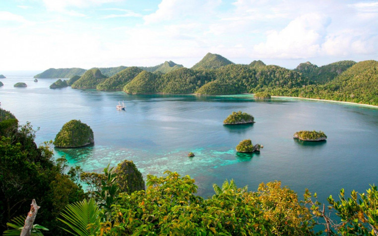 Raja Ampat Desktop HD Background 1600x1000px