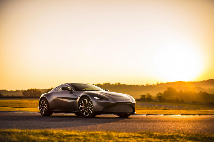 Aston Martin Vantage MacBook Background 4096x2731px