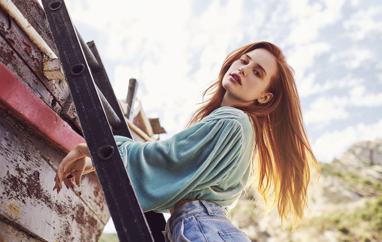 Madelaine Petsch Desktop Wallpaper 2300x1457px