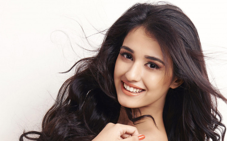 Disha Patani Retina Widescreen Wallpaper 2880x1800px