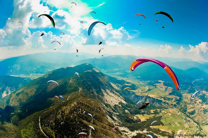 Paragliding HD Background 1625x1080px