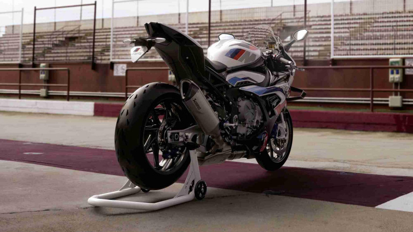 Bmw M 1000 Rr HD Background 2000x1125px