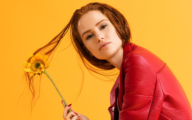 Madelaine Petsch Laptop Background 3840x2400px