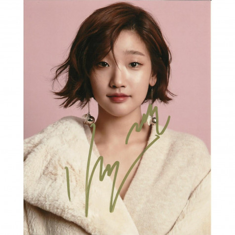 Park So Dam Phone Wallpaper 1500x1500px