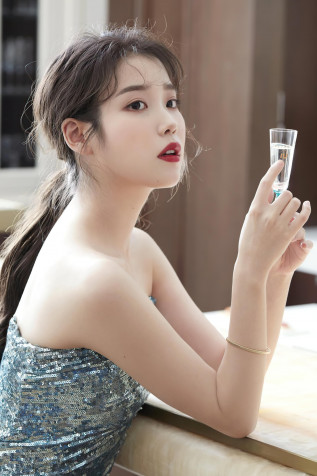 Iu Vogue iPhone Wallpaper 2730x4096px