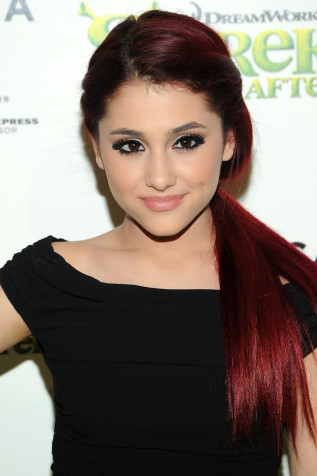 Cute Ariana Grande Wallpaper for Mobile 1067x1600px