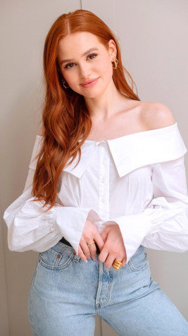 Madelaine Petsch Phone Background 950x1689px