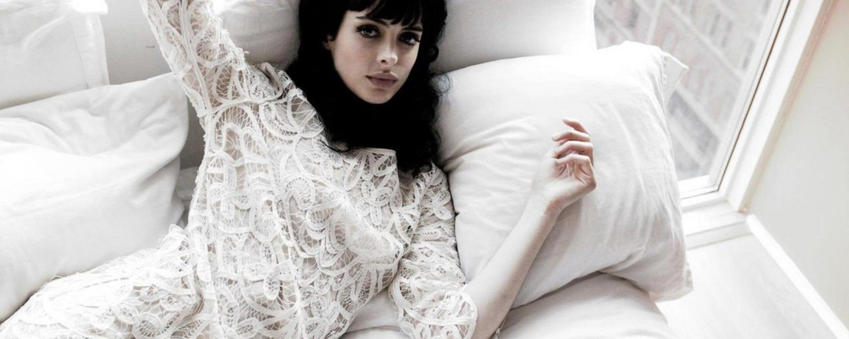 Krysten Ritter Laptop Background 2560x1024px