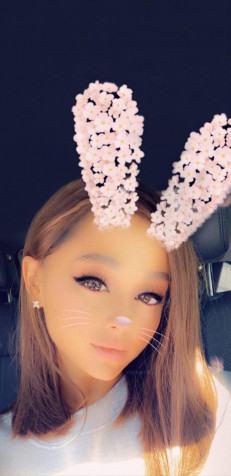 Cute Ariana Grande Wallpaper for iPhone 1080x2220px