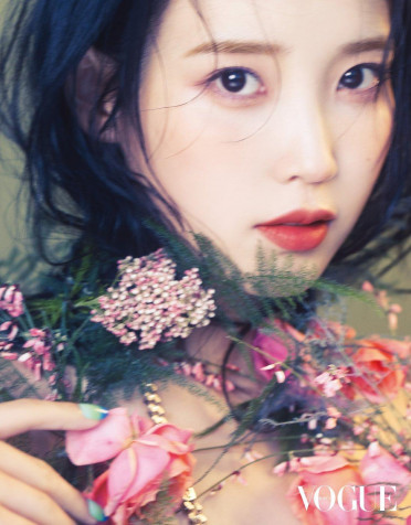 Iu Vogue Wallpaper for iPhone 1096x1400px