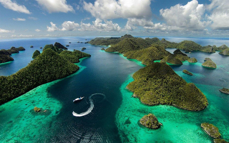 Raja Ampat MacBook Background 1600x1000px