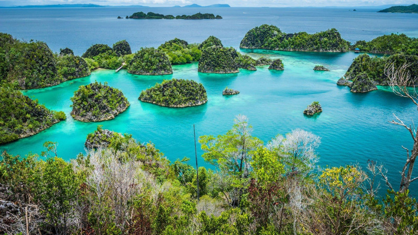 Raja Ampat Desktop HD Wallpaper 2000x1125px