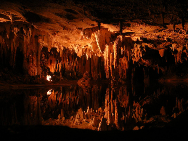 Cave HD Background 1600x1200px