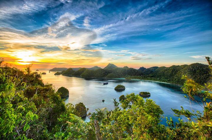 Raja Ampat Laptop Wallpaper 2048x1354px