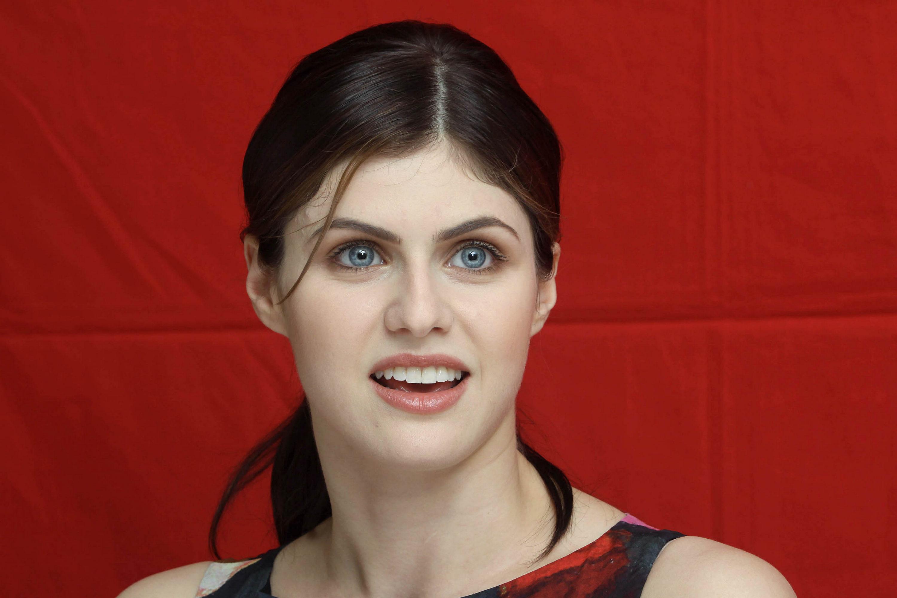 Alexandra Daddario Laptop Background 3000x2000