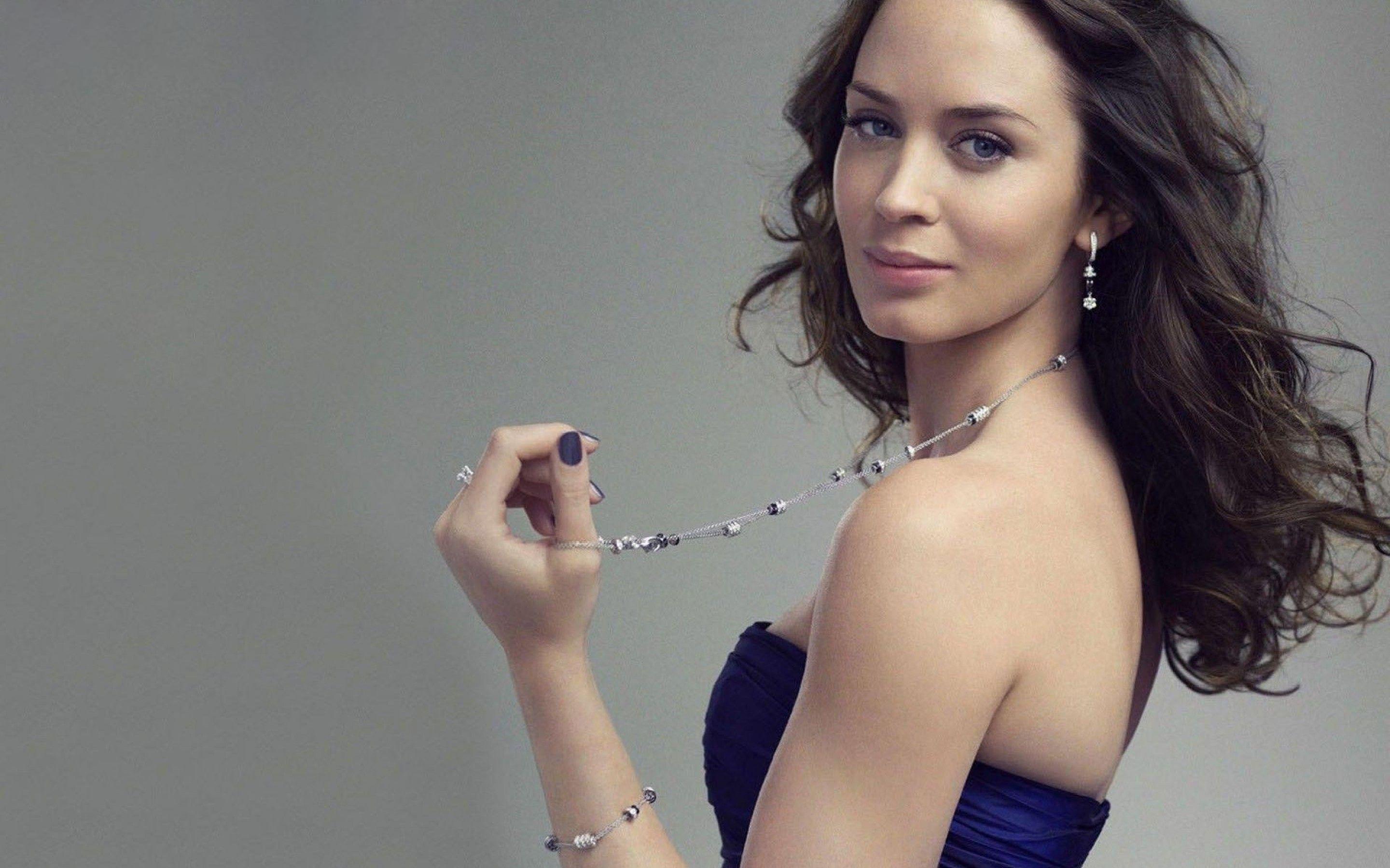 Emily Blunt Retina Widescreen Wallpaper 2880x1800