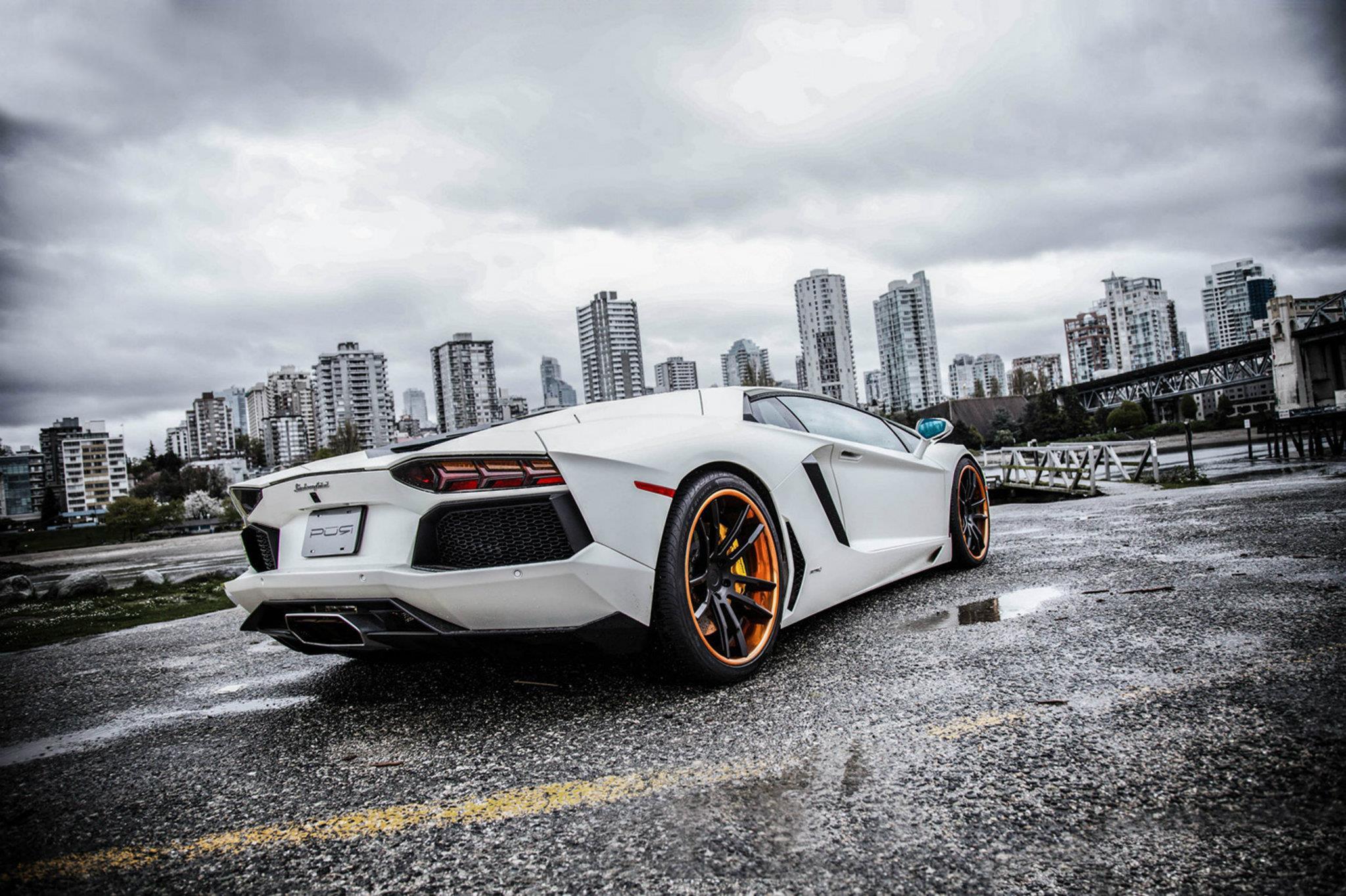 White Lamborghini Desktop Background 2048x1365