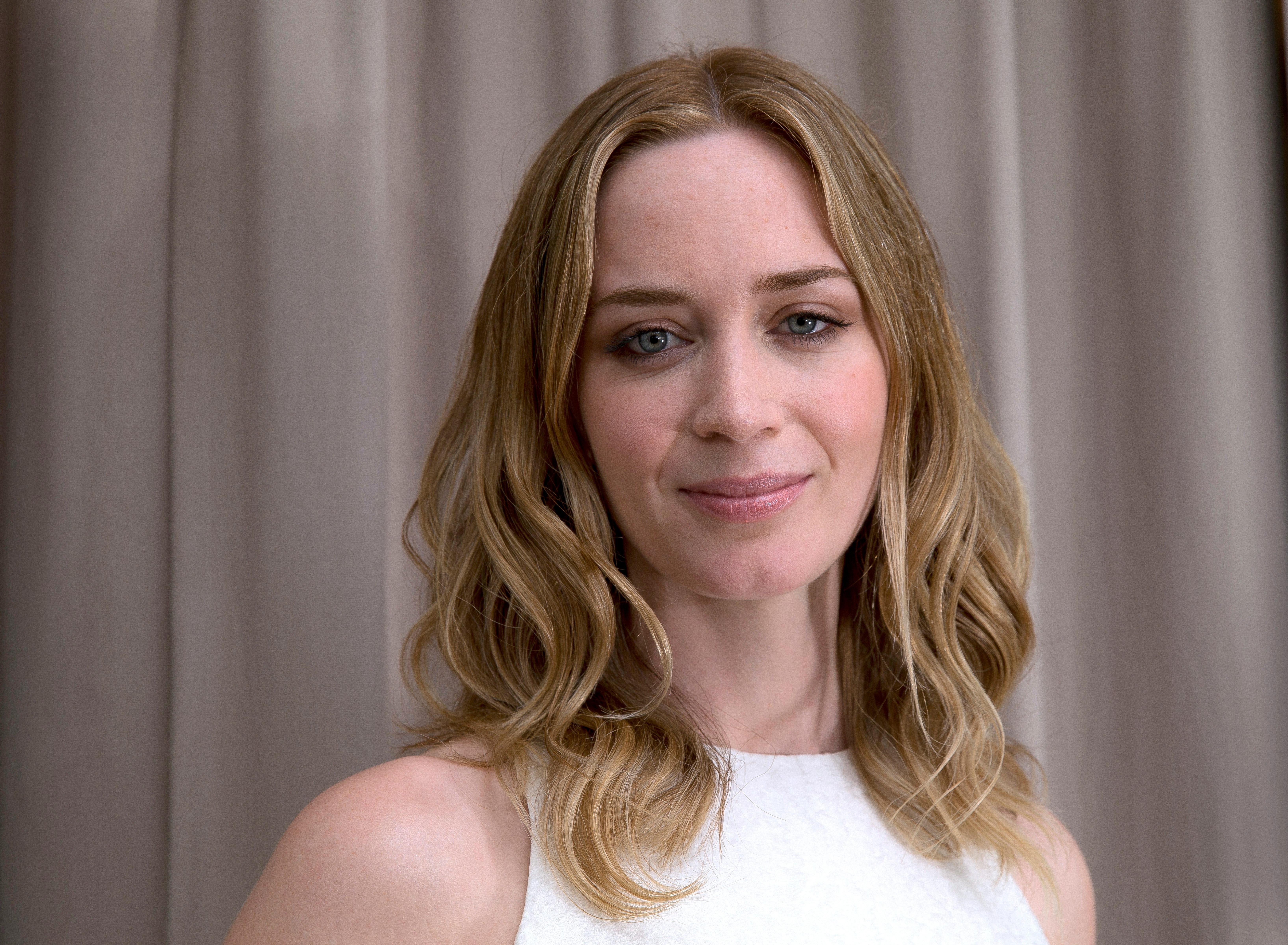 Emily Blunt Laptop Wallpaper 6539x4800