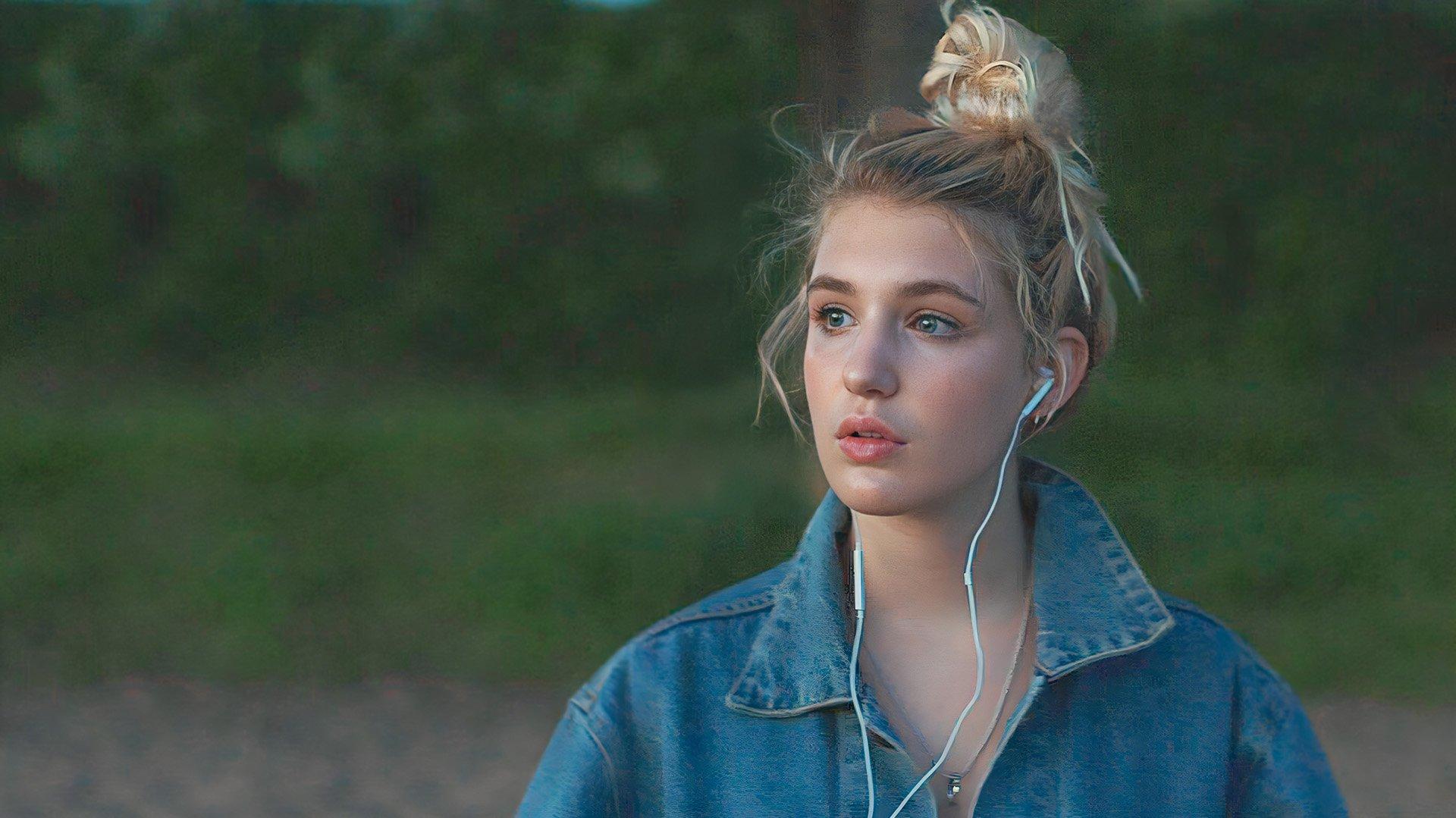 Sophie Nelisse Full HD 1080p Wallpaper 1920x1080