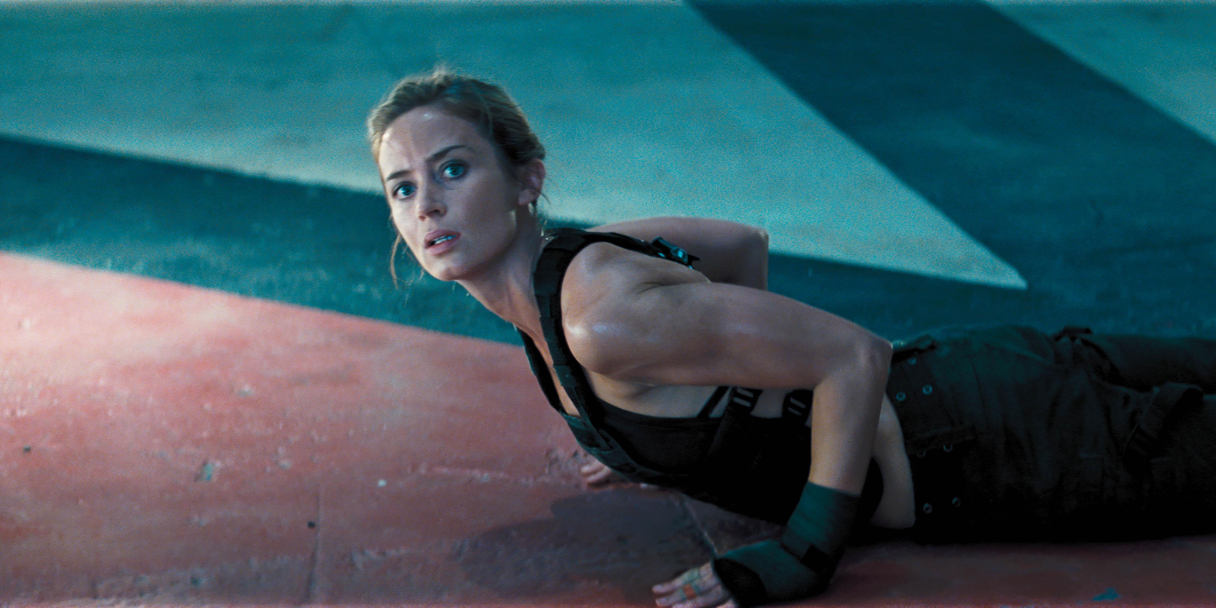 Emily Blunt MacBook Wallpaper 4000x2000