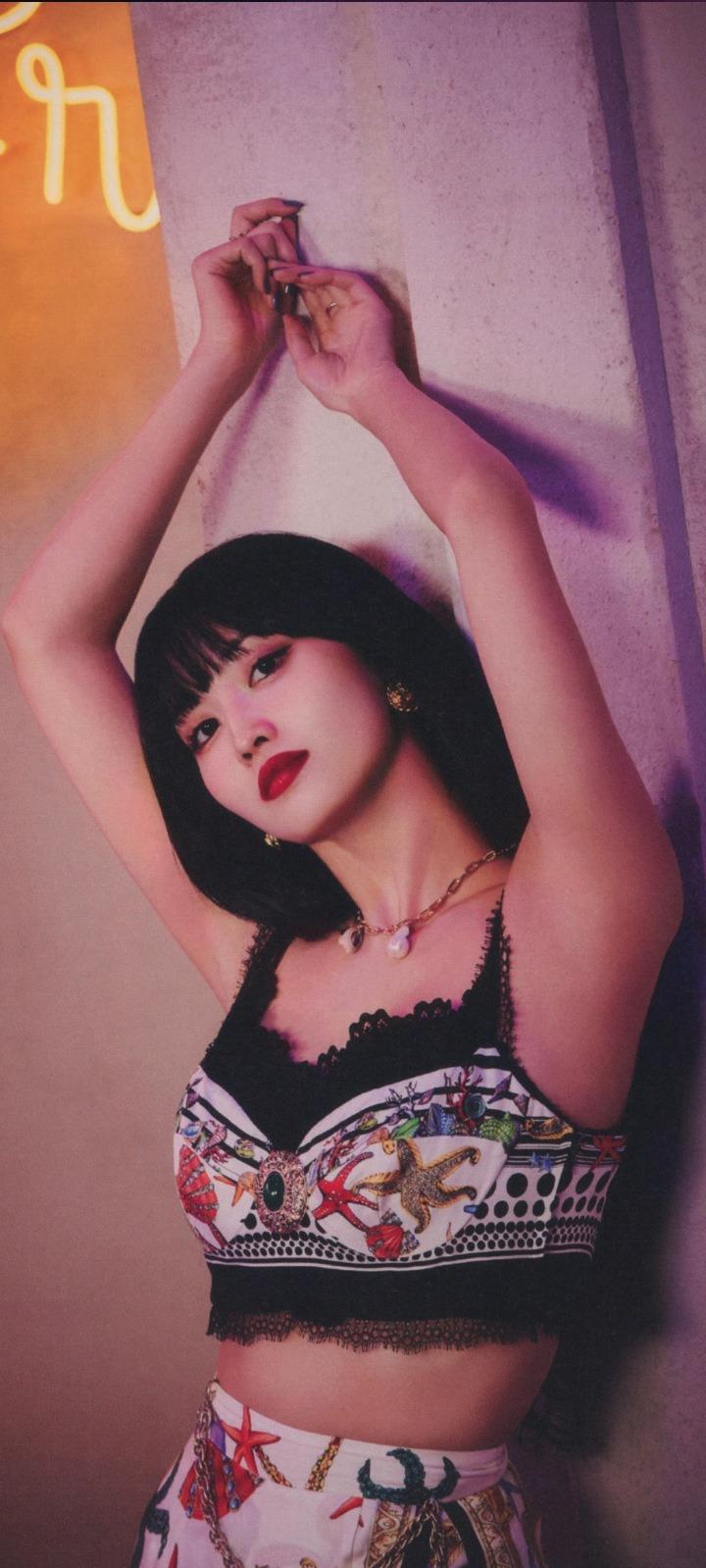 Momo Hirai iPhone Background Image 720x1600